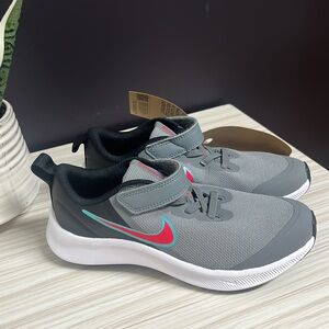 Nike Gray Kids Sneakers with Red and Blue Accents!! NWT!!!!! 🖤❤️